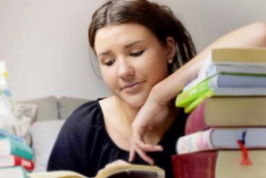 Девушка с книгами pixabay.com