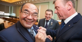 Петр Носков прикрепляет Борису Базарову значок ОНФ Огородник Анна, UlanMedia