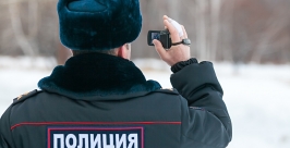 Сотрудник полиции снимает митингующих на камеру Анна Огородник, UlanMedia
