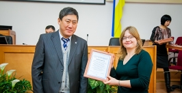 Председатель комитета по экономической политике Народного Хурала Вячеслав Ирильдеев вручае Анна Огородник, UlanMedia