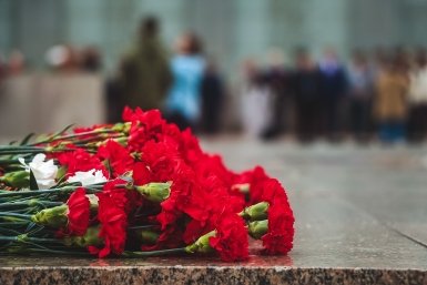 Гвоздики в дань памяти Юлия Ушакова, ИА IrkutskMedia