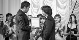 Министр культуры Бурятии Тимур Цыбиков вручает диплом Андрею Ильюшкину Анна Огородник, UlanMedia