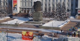 Новый год закончен - на центральной площади Улан-Удэ разобрали елку UlanMedia