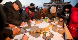 Верующие пишут имена свои и своих близких для чтения молитвы Анна Огородник,UlanMedia