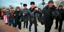 Вячеслав Наговицын и мэр Улан-Удэ Александр Голков танцуют с народом Анна Огородник,UlanMedia