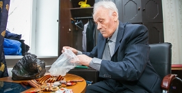 Александр Иннокентьевич показывает свои медали Анна Огородник, UlanMedia
