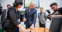 Очередная автограф-сессия - для спортивного чиновника мэрии Елены Сандаковой Анна Огородник, UlanMedia