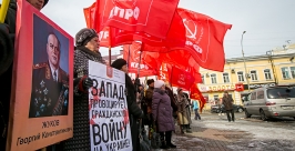 &quotЗапад провоцирует гражданскую войну на Украине&quot - написано на плакатах демонстрантов Анна Огородник, UlanMedia