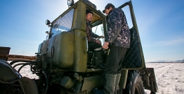 Распиловка льда на реке сотрудниками МЧС Анна Огородник, UlanMedia