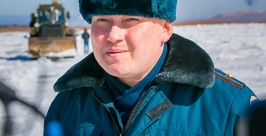 Распиловка льда на реке сотрудниками МЧС Анна Огородник, UlanMedia