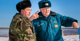Распиловка льда на реке сотрудниками МЧС Анна Огородник, UlanMedia