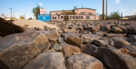 Участок дороги по улице Трактовой. Дыра &quotприкрыта&quot картонной коробкой Анна Огородник, UlanMedia