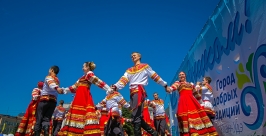 В День России горожане станцевали хоровод  дружбы и ехор Анна Огородник, UlanMedia