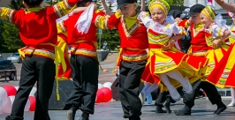 В День России горожане станцевали хоровод  дружбы и ехор Анна Огородник, UlanMedia