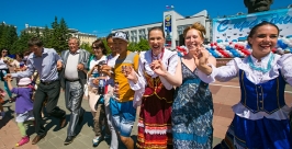 В День России горожане станцевали хоровод  дружбы и ехор Анна Огородник, UlanMedia