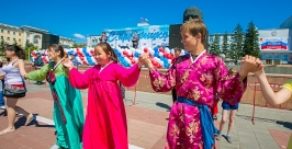 В День России горожане станцевали хоровод  дружбы и ехор Анна Огородник, UlanMedia