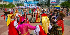 В День России горожане станцевали хоровод  дружбы и ехор Анна Огородник, UlanMedia