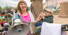 Жительницы столицы Бурятии провели акцию в защиту прав детей на доступное дошкольное образ Анна Огородник, UlanMedia