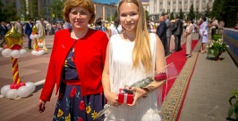 Золотые медали вручили 124 выпускникам школ Улан-Удэ сегодня Анна Огородник, UlanMedia