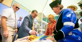 Министра сельского хозяйства РФ Николая Федорова Бурятия встречала хлебами и разносолами Анна Огородник, UlanMedia