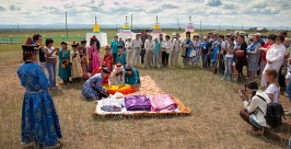 Юные хозяйки демонстрируют навыки шитья одеяла из овчины Анна Огородник, UlanMedia
