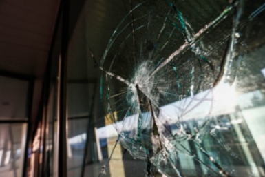 Кто будет платить за разбитое окно ИА PrimaMedia