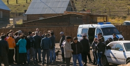 Жители п. Таежный в Улан-Удэ перегородили приставам дорогу КАМАЗом и не дали снести дом Анна Огородник, UlanMedia