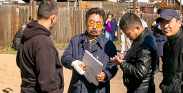Жители п. Таежный в Улан-Удэ перегородили приставам дорогу КАМАЗом и не дали снести дом Анна Огородник, UlanMedia