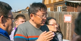 Жители п. Таежный в Улан-Удэ перегородили приставам дорогу КАМАЗом и не дали снести дом Анна Огородник, UlanMedia