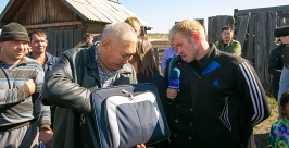 Жители п. Таежный в Улан-Удэ перегородили приставам дорогу КАМАЗом и не дали снести дом Анна Огородник, UlanMedia