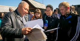 Жители п. Таежный в Улан-Удэ перегородили приставам дорогу КАМАЗом и не дали снести дом Анна Огородник, UlanMedia