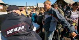 Жители п. Таежный в Улан-Удэ перегородили приставам дорогу КАМАЗом и не дали снести дом Анна Огородник, UlanMedia