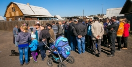 Жители п. Таежный в Улан-Удэ перегородили приставам дорогу КАМАЗом и не дали снести дом Анна Огородник, UlanMedia