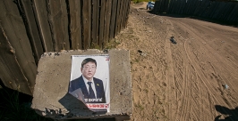 Жители п. Таежный в Улан-Удэ перегородили приставам дорогу КАМАЗом и не дали снести дом Анна Огородник, UlanMedia