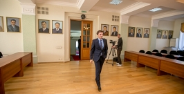Экс-кандидат в депутаты НХ РБ Дмитрий Путилин &quotсел&quot в кресло депутата горсовета  Анна Огородник, UlanMedia