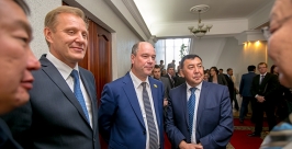 Возле заветной двери в зал для голосования Анна Огородник, UlanMedia