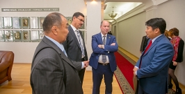 Сергей Бужинаев с представителями городских властей  Анна Огородник, UlanMedia