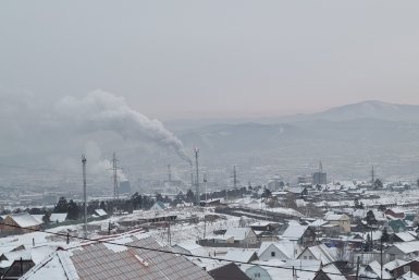 Холодный антициклон прижимает тёплый воздух к земле, создавая &quotколпак&quot над городом. UlanMedia