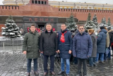 В День памяти вождя мирового пролетариата делегация из региона возложила цветы к Мавзолею КПРФ Бурятия