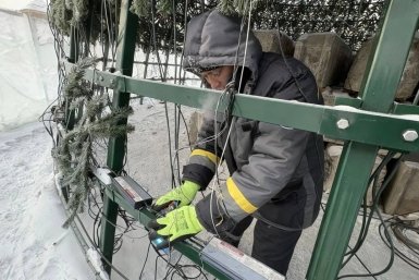 Электрики спасли задубевшую гирлянду на главной ёлке Улан-Удэ