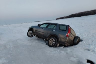 В Бурятии мужчина погиб в провалившейся под лед машине
