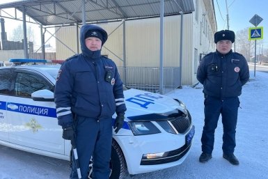 Автоинспекторы в Бурятии спасли пешехода от переохлаждения на дороге ГИБДД по Бурятии