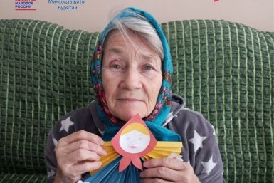 Пенсионеры в Бурятии создали обрядовые масленичные куклы минсоцзащиты РБ