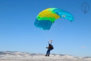 Спасатели в Бурятии отработали прыжки с парашютом и десантирование республиканское агентство по делам ГО и ЧС