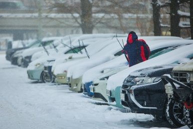 На борьбу со снегопадом в Улан-Удэ вышли 12 спецмашин и чат-бот
