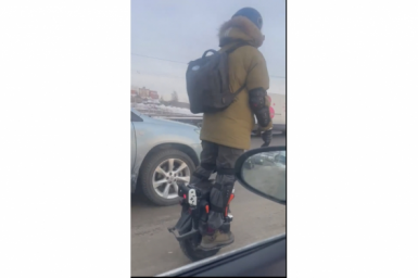 Отчаянного мужчину на моноколесе заметили на дорогах Иркутска Читатель ИА IrkutskMedia