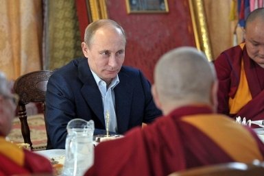 Путин поздравил буддистов России с Белым месяцем Кремлин.ру
