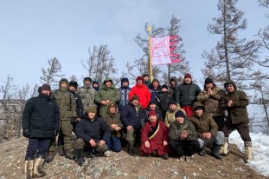 В Год Лошади буддисты подняли священный флаг на вершину соцсети Хамбо ламы Аюшеева