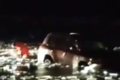 Внедорожник провалился под лед на Байкале — спасены женщина и подросток Кадр из видео