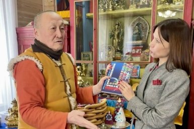 Дипломат подарила уникальную энциклопедию Хамбо ламе Аюшееву